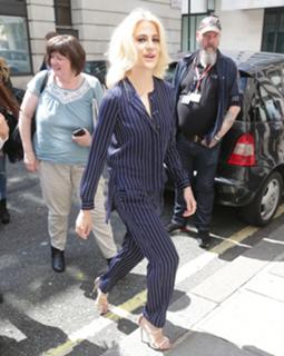 Pixie Lott feet photo thumbnail