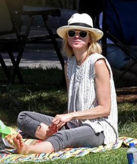 Naomi Watts feet photo thumbnail