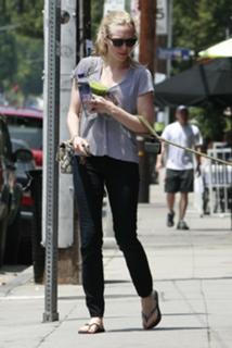 Amanda Seyfried feet photo thumbnail