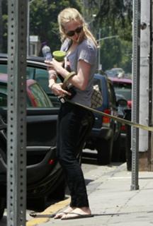 Amanda Seyfried feet photo thumbnail