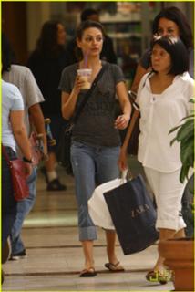 Mila Kunis feet photo thumbnail