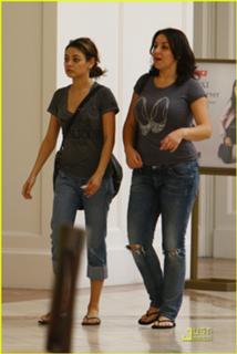 Mila Kunis feet photo thumbnail
