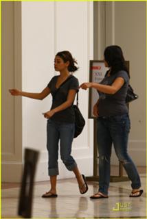 Mila Kunis feet photo thumbnail