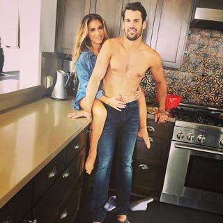 Jessie James Decker feet photo thumbnail