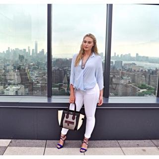 Iskra Lawrence feet photo thumbnail