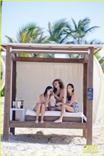 Jamie Chung feet photo thumbnail