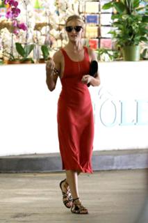 Rosie Huntington-Whiteley feet photo thumbnail
