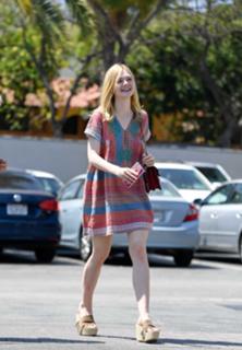 Elle Fanning feet photo thumbnail