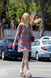 Elle Fanning feet photo thumbnail