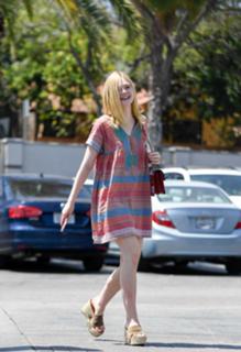 Elle Fanning feet photo thumbnail