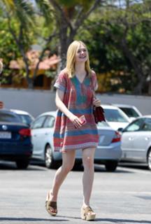 Elle Fanning feet photo thumbnail