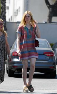 Elle Fanning feet photo thumbnail