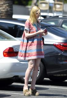 Elle Fanning feet photo thumbnail