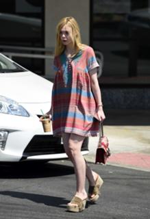 Elle Fanning feet photo thumbnail