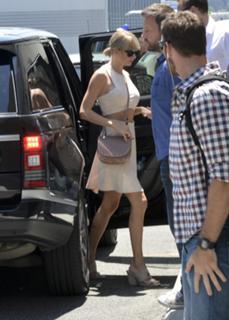 Taylor Swift feet photo thumbnail