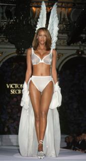 Tyra Banks feet photo thumbnail