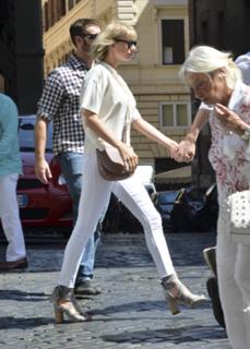 Taylor Swift feet photo thumbnail