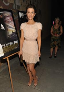 Kate Beckinsale feet photo thumbnail