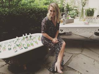Hilary Duff feet photo thumbnail