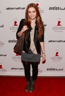 Lily Collins feet photo thumbnail