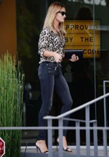Rosie Huntington-Whiteley feet photo thumbnail