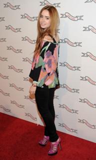Lily Collins feet photo thumbnail