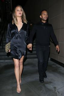 Chrissy Teigen feet photo thumbnail