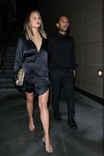 Chrissy Teigen feet photo thumbnail