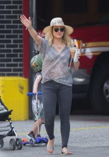 Hilary Duff feet photo thumbnail
