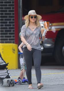 Hilary Duff feet photo thumbnail