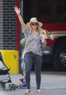 Hilary Duff feet photo thumbnail