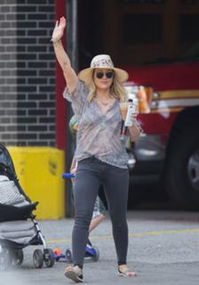 Hilary Duff feet photo thumbnail