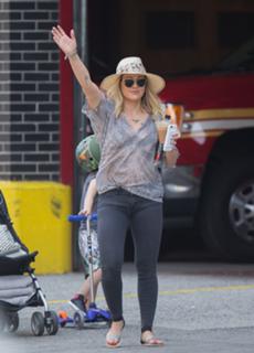 Hilary Duff feet photo thumbnail