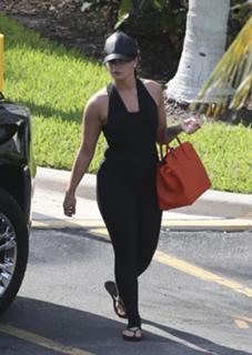 Demi Lovato feet photo thumbnail