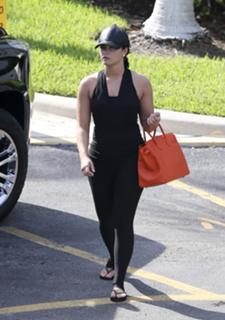 Demi Lovato feet photo thumbnail