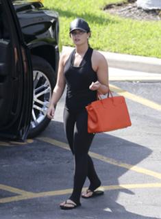 Demi Lovato feet photo thumbnail