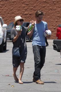 Kaley Cuoco feet photo thumbnail