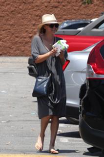 Kaley Cuoco feet photo thumbnail