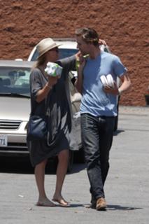 Kaley Cuoco feet photo thumbnail