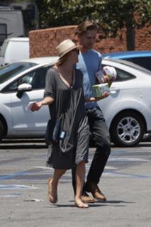 Kaley Cuoco feet photo thumbnail