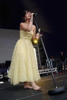 Lily Allen feet photo thumbnail