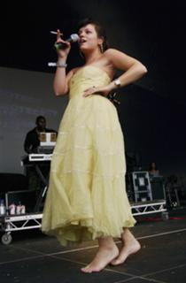 Lily Allen feet photo thumbnail