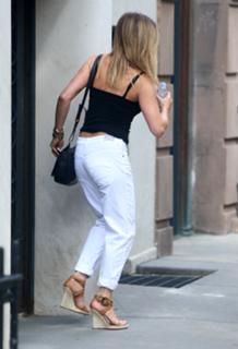 Jennifer Aniston feet photo thumbnail