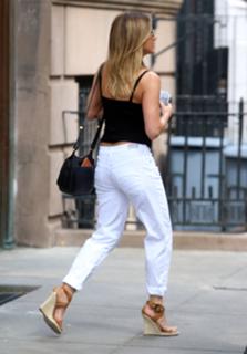 Jennifer Aniston feet photo thumbnail