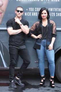 Demi Lovato feet photo thumbnail