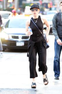 Scarlett Johansson feet photo thumbnail
