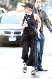 Scarlett Johansson feet photo thumbnail