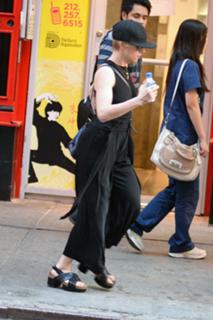 Scarlett Johansson feet photo thumbnail
