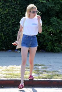 Emma Roberts feet photo thumbnail
