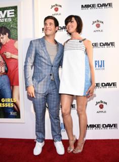 Aubrey Plaza feet photo thumbnail